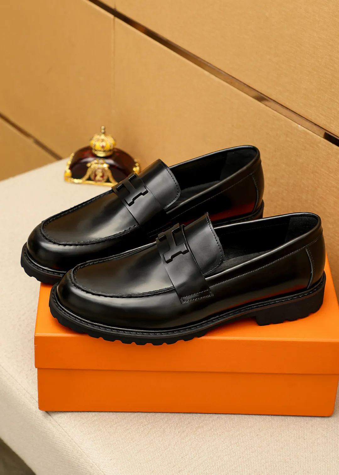 Men's shoes 💰460 💐 Product trademark: HERMES "Hermès" casual leather shoes Regular size: 38-44 (45.46🉑️customized) Product materials: Selected imported first-layer open-edge beaded cowhide leather upper + luxury hardware buckle, imported water-dyed 🐂 cowhide lining. Strong three-dimensional visual effect, original outsole Color: 4⃣️colors available